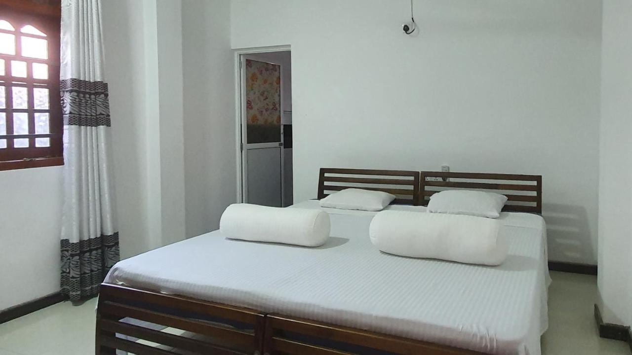 Bandulas Beach House Хиккадува Экстерьер фото