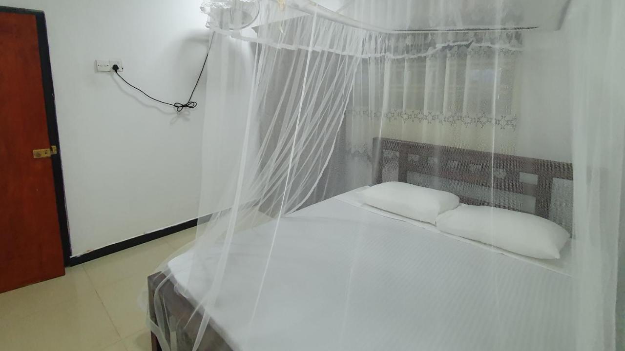 Bandulas Beach House Хиккадува Экстерьер фото