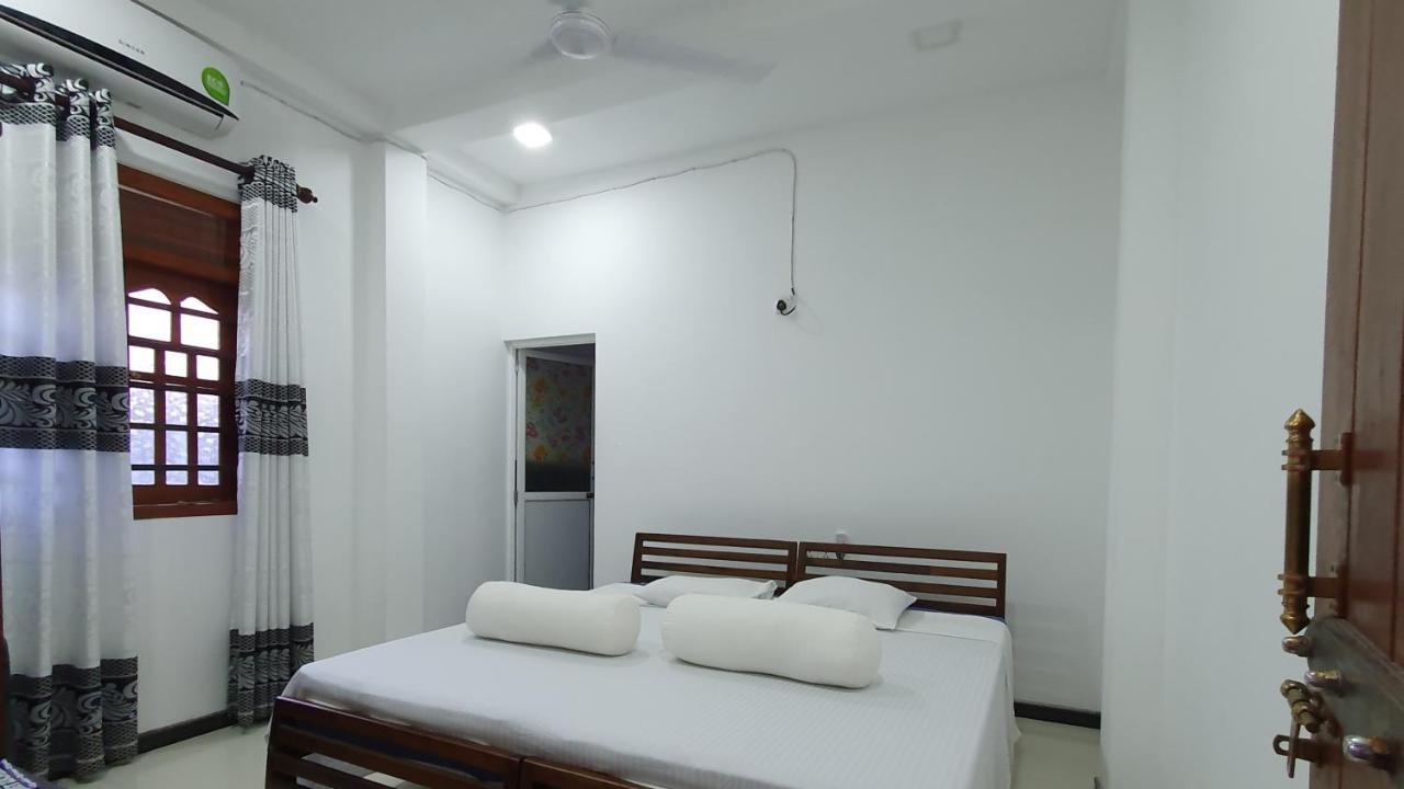 Bandulas Beach House Хиккадува Экстерьер фото