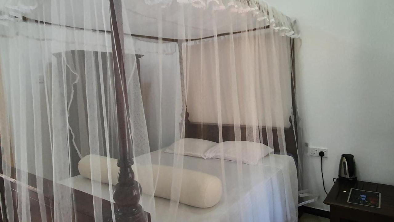 Bandulas Beach House Хиккадува Экстерьер фото